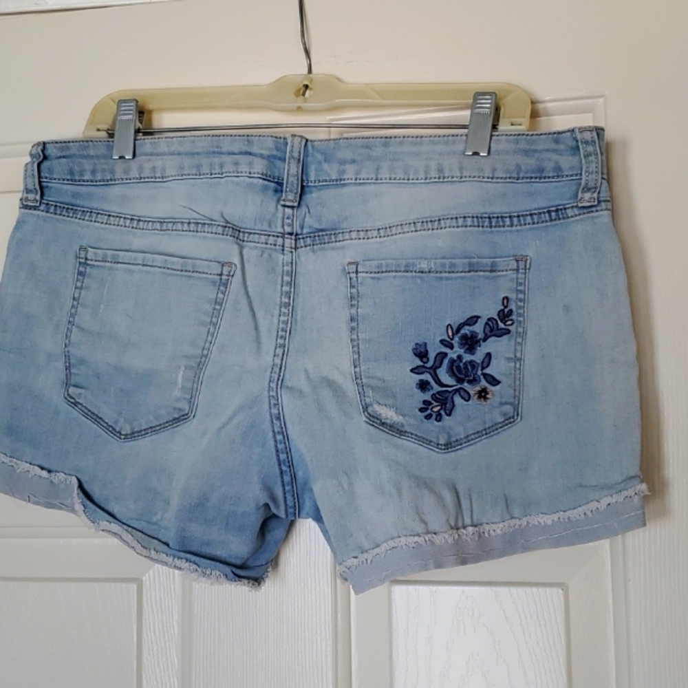 ARIZONA EAN CO NWT CUT OFF JEAN SHORTS WITH EMBROIDERED FLORAL, SIZE 13